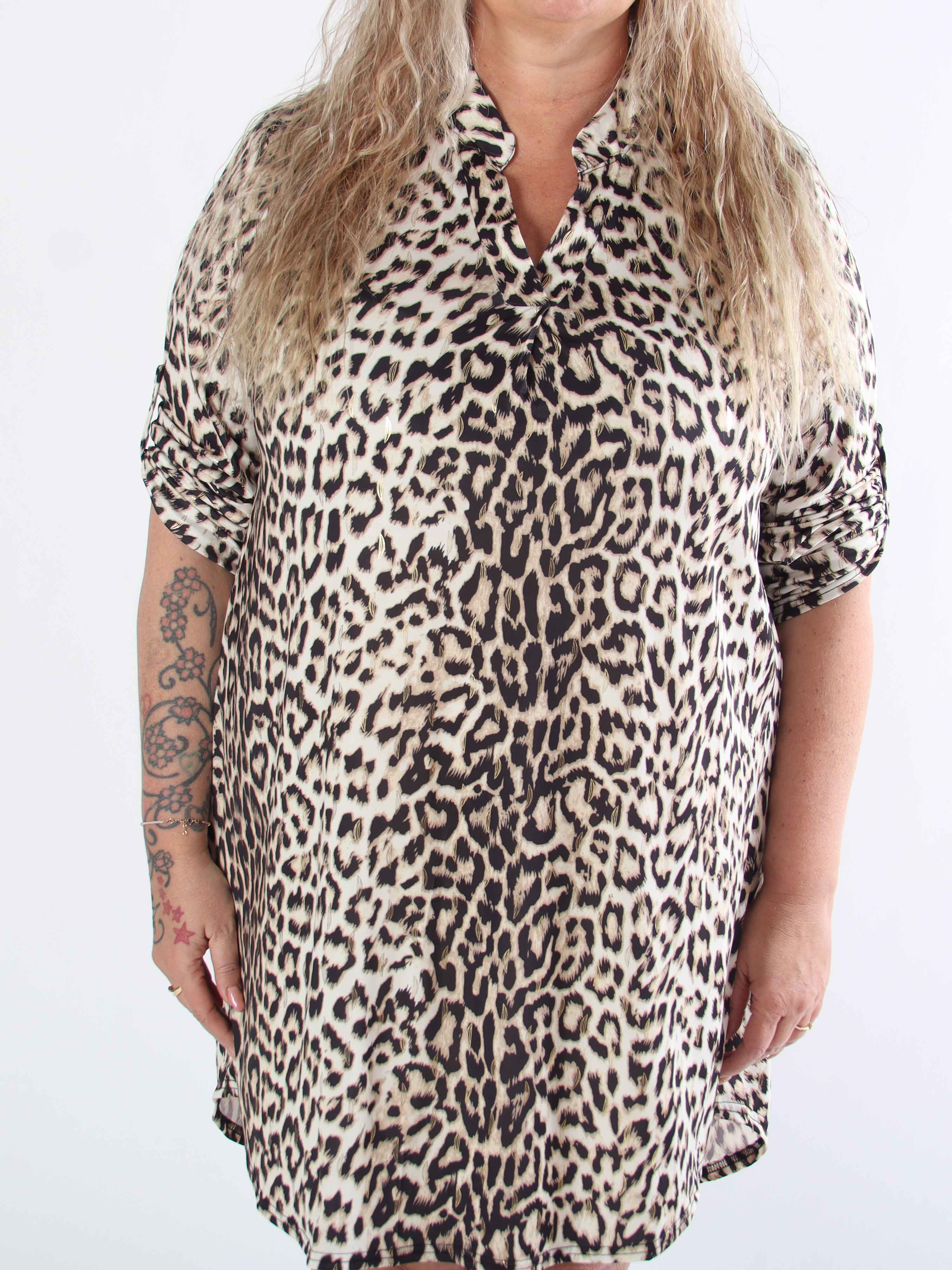 Penelope - Elastisk plus size-klänning i leopardmönster med gulddetaljer